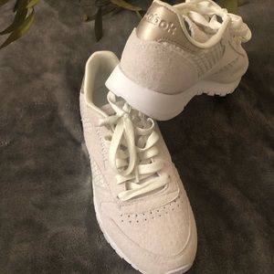 Woman’s Reebok off white Sneakers size 6.